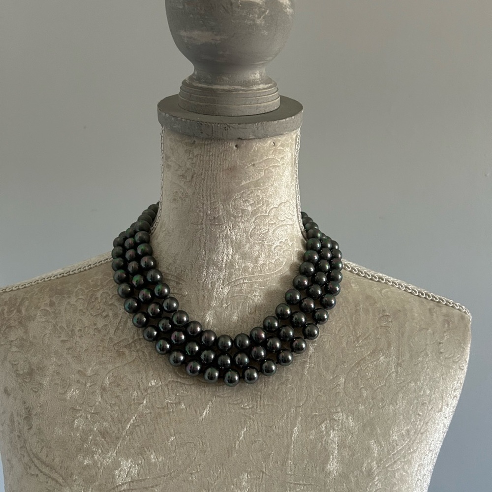 Sophisticated Black Pearl Necklace